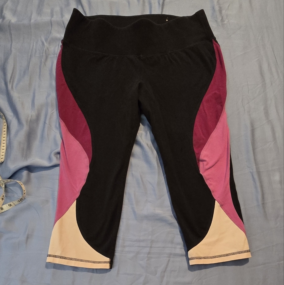 LIVI Black & Pink Color Block Capris Leggings